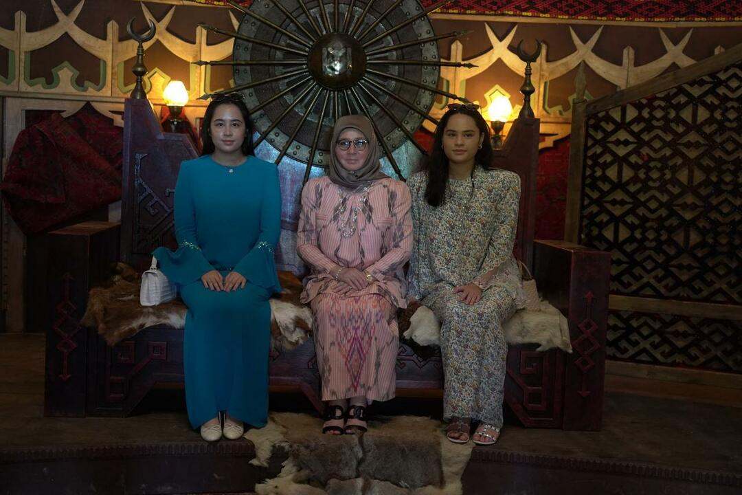 Η βασίλισσα της Μαλαισίας επισκέφτηκε το πλατό της τηλεοπτικής σειράς Establishment Osman - News 7 CULTURE