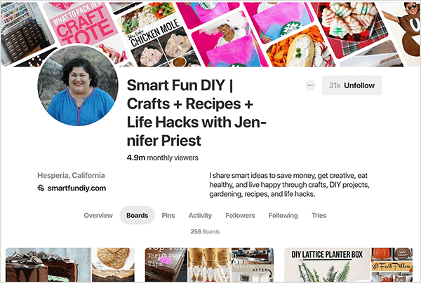 Αυτό είναι ένα στιγμιότυπο οθόνης του προφίλ Pinterest της Jennifer Priest, με την καρτέλα Boards επιλεγμένη. Η εικόνα του banner στο πάνω μέρος είναι ένα σύνθετο από εικόνες pin με κλίση σε μια διαγώνια. Ο τίτλος για το προφίλ της είναι "Smart Fun DIY | Crafts + Recipes + Life Hacks with Jennifer Priest ». Η περιγραφή λέει "Μοιράζομαι έξυπνες ιδέες για να εξοικονομήσω χρήματα, να δημιουργώ, να τρώω υγιεινά και να ζω χαρούμενος μέσω τεχνών Έργα DIY, κηπουρική, συνταγές και παραβιάσεις ζωής. " Τα στατιστικά στοιχεία αναφέρουν ότι το προφίλ της έχει 4,9 εκατομμύρια μηνιαίους θεατές και 256 σανίδες. Ένα γκρι κουμπί πάνω δεξιά δείχνει ότι έχει 31Κ ακόλουθους και φέρει την ένδειξη Κατάργηση παρακολούθησης με μαύρα γράμματα. Άλλες λεπτομέρειες σημειώνουν ότι βρίσκεται στην Hesperia της Καλιφόρνια και ο ιστότοπός της είναι smartfundiy.com.