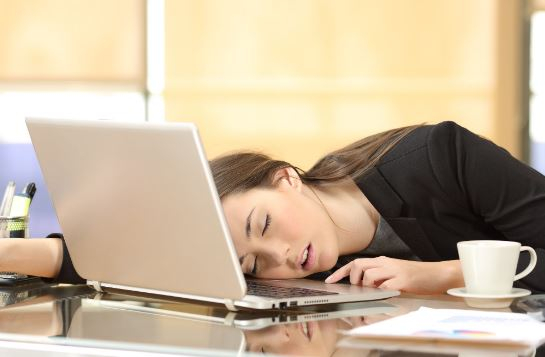 ξαφνικές επιθέσεις ύπνου στο εργασιακό περιβάλλον μπορεί να προκαλέσουν υπερβολική ασθένεια ύπνου