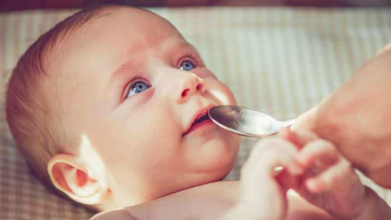 Πότε δίνονται στα μωρά νερό; Παρέχεται νερό σε ένα μωρό που τρέφεται με φόρμουλα κατά τη μετάβαση σε συμπληρωματική τροφή;