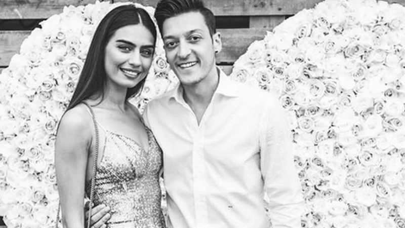 Η Amine Gülşe και ο Mesut Özil ζευγαρώνουν με την κόρη τους Eda στις διακοπές του Τσεσμέ