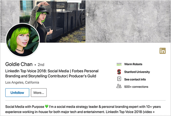 Αυτό είναι ένα στιγμιότυπο οθόνης του προφίλ LinkedIn της Goldie Chan. Είναι ασιατική γυναίκα με πράσινα μαλλιά. Στη φωτογραφία προφίλ της, φοράει μακιγιάζ, ένα μαύρο κολιέ και ένα μαύρο πουκάμισο. Η ετικέτα της λέει "LinkedIn Top Voice 2018: Social Media | Προσωπικός συντελεστής επωνυμίας και αφήγησης Forbes | Συντεχνία παραγωγών »