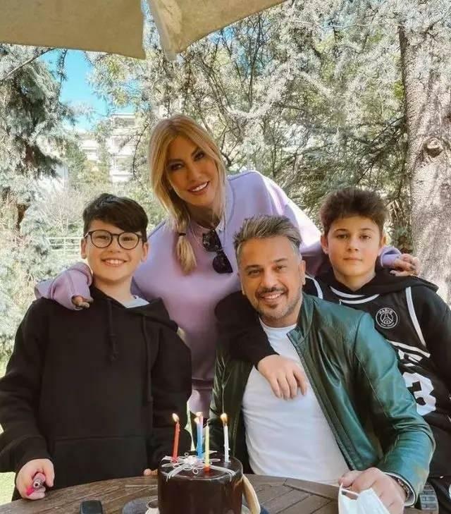 Η Emre Altuğ Çağla Şıkel και τα παιδιά της