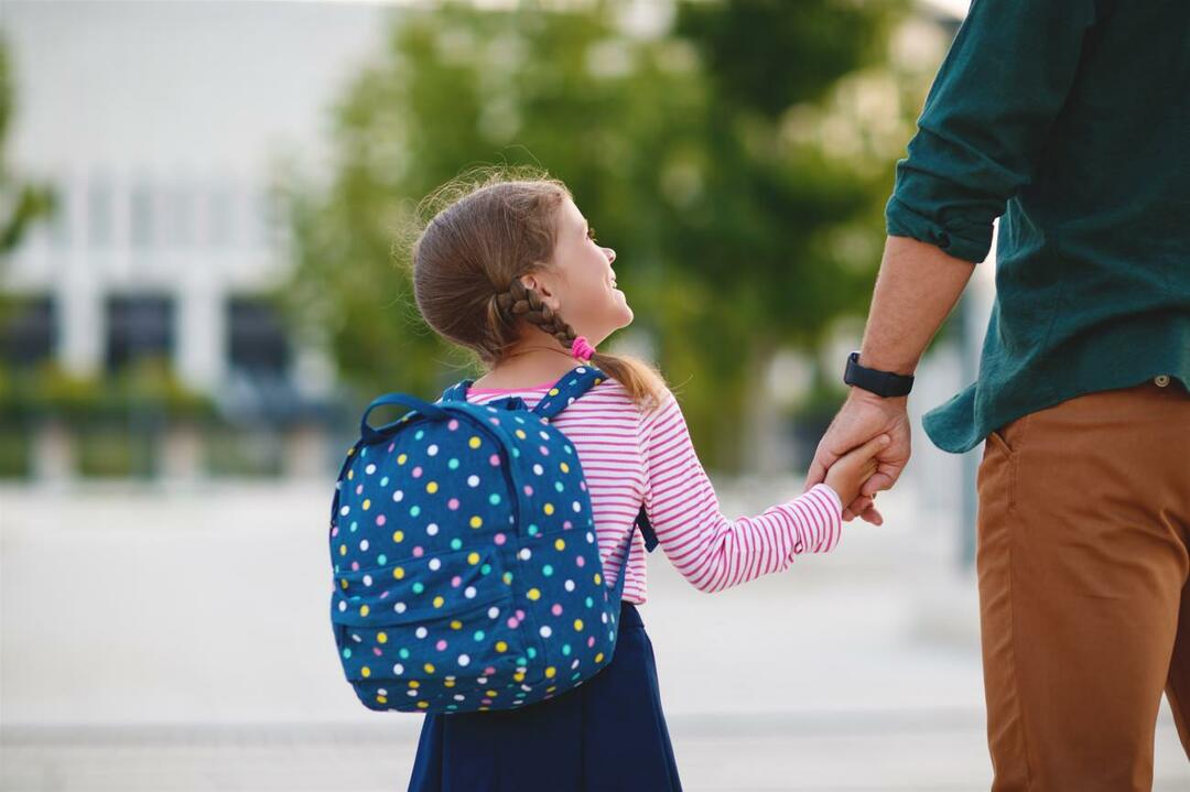 Πώς να συμπεριφέρεστε στα παιδιά την πρώτη μέρα στο σχολείο