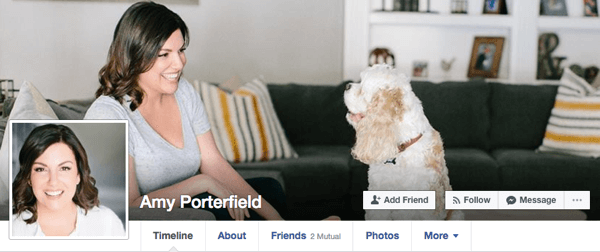 Η Amy Porterfield χρησιμοποιεί περιστασιακές εικόνες για το προσωπικό της προφίλ στο Facebook που θα λειτουργούσε ακόμα σε επιχειρηματικά περιβάλλοντα.