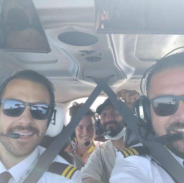 Ο πιλότος Ümit Erdim πέταξε διάσημα ονόματα στο πρώτο του ταξίδι! Oğuzhan Koç και Demet Özdemir ...