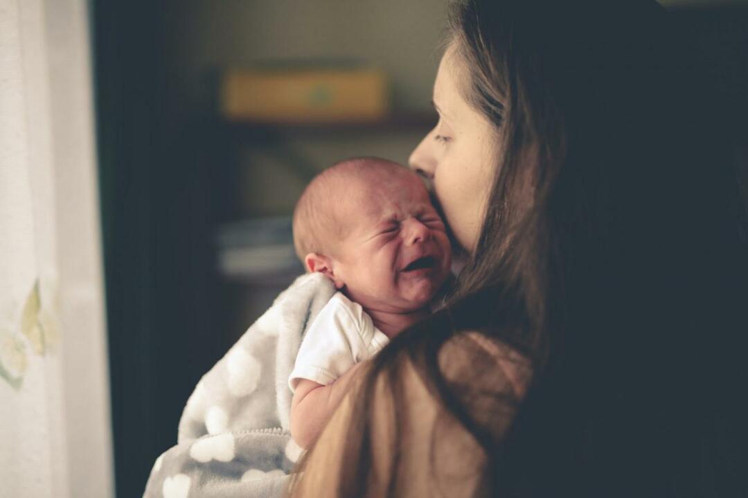 Πώς να ηρεμήσετε ένα μωρό που κλαίει σε 5 λεπτά!