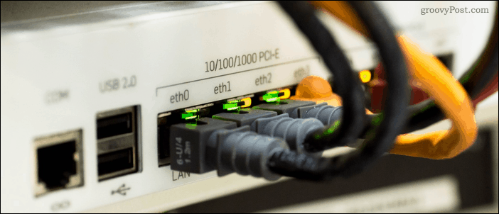 Καλώδια Ethernet συνδεδεμένα σε διακόπτη δικτύου