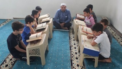 Ο Ιμάμης Νεκμέττιν με προβλήματα όρασης διδάσκει στα παιδιά το Κοράνι!