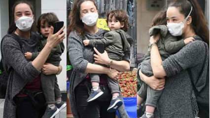 Η Azra Akın πήρε τον γιο της Demir για εμβολιασμό!