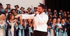 Sinan Akçıl άνεμος στο Αιγαίο! Η γνωστή τραγουδίστρια μοιράστηκε τη χαρά των φρέσκων αποφοίτων