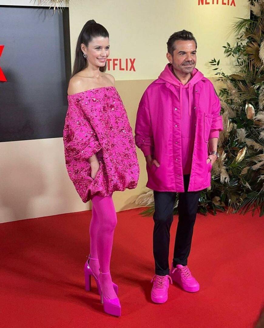 Η Beren Saat και ο Kenan Doğulu τάραξαν τα social media με τον ροζ συνδυασμό τους