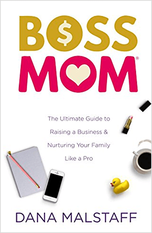 Αυτό είναι ένα στιγμιότυπο οθόνης του εξωφύλλου του βιβλίου για το Boss Mom: The Ultimate Guide to Raising a Business & Nurturing Your Family Like a Pro από την Dana Malstaff. Οι λέξεις στον τίτλο εμφανίζονται με κίτρινο και ροζ χρώμα, αντίστοιχα. Ένα σύμβολο δολαρίου εμφανίζεται μέσα στο O στη λέξη Αφεντικό. Μια καρδιά εμφανίζεται μέσα στο Ο στη λέξη Μαμά. Το κάλυμμα έχει λευκό φόντο και ένα σημειωματάριο, iPhone, καουτσούκ duckie, φλιτζάνι καφέ και ανοιχτό σωλήνα ροζ κραγιόν είναι τοποθετημένα κάτω από τον τίτλο και την ετικέτα.