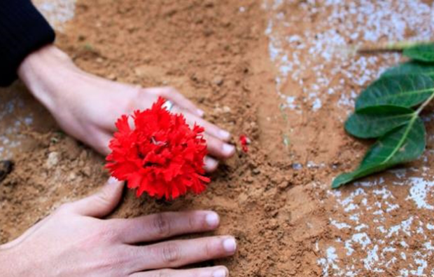 Ποια είναι η προσευχή μιας σοβαρής επίσκεψης; Τι προσευχές διαβάζονται στο νεκροταφείο; Να φυτέψω λουλούδια στον τάφο ...