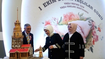 Στιγμιότυπο από 3 παιδιά από την Πρώτη Κυρία Erdoğan!