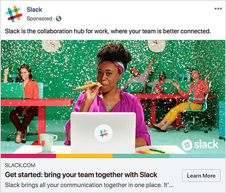 Αυτό είναι ένα στιγμιότυπο οθόνης μιας διαφήμισης Facebook για το Slack. Το διαφημιστικό κείμενο αναφέρει "Το Slack είναι ο κόμβος συνεργασίας για την εργασία, όπου η ομάδα σας είναι καλύτερα συνδεδεμένη". Στην εικόνα της διαφήμισης, μια μαύρη γυναίκα κάθεται σε ένα γραφείο με γκρι φορητό υπολογιστή. Τα μαλλιά της είναι κοντά και συγκρατημένα με πολύχρωμο κορδέλα. Φοράει μπλούζα fuschia και τιρκουάζ κολιέ, και φυσάει ένα κίτρινο θόρυβο. Στο βάθος, άλλοι άνθρωποι κάθονται στα γραφεία και φορούν πολύχρωμα ρούχα. Το γραφείο είναι βαμμένο πράσινο και το κομφετί πέφτει από την οροφή. Η Talia Wolf συνιστά τη χρήση φωτογραφιών όπως αυτή, οι οποίες εμφανίζουν ακατέργαστο συναίσθημα, στις διαφημίσεις σας.
