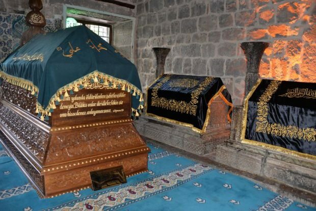 Οι γυναίκες του Ντιγιάρμπακιρ έδεσαν για τους τάφους των Προφητών