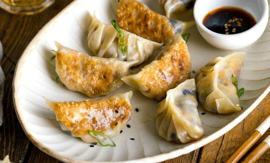 Πώς να φτιάξετε gyoza Ποια είναι η συνταγή για τα ιαπωνικά ραβιόλια gyoza; Εδώ είναι τα τραγανά και ζουμερά ραβιόλια...