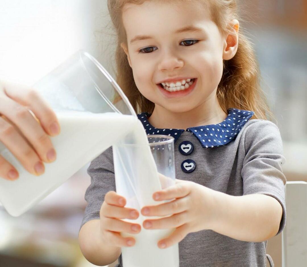 παιδί που πίνει γάλα