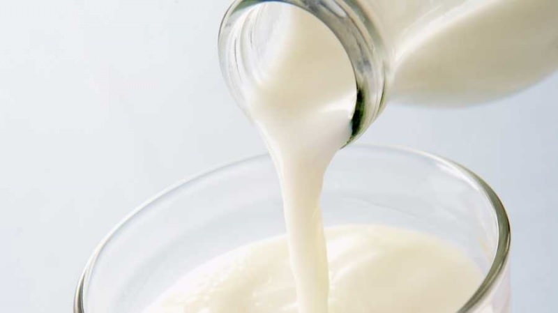 Τι γίνεται για να αποφύγετε να το κάνετε όταν ρίχνετε γάλα; Τεχνική χύνοντας γάλα χωρίς να πιέζετε το γάλα σας