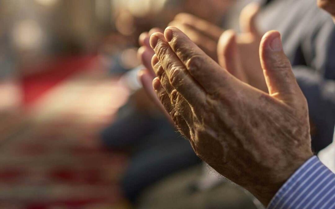 Ανοιγμένα χέρια για προσευχή
