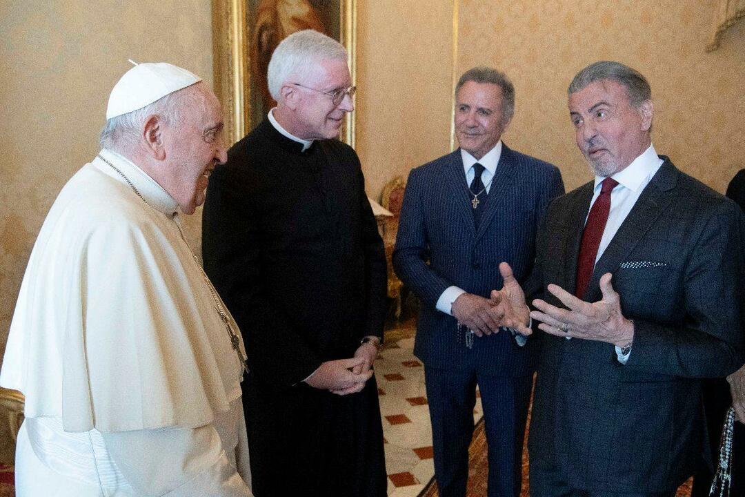 Ο Σιλβέστερ Σταλόνε επισκέφτηκε τον Πάπα Φραγκίσκο με την οικογένειά του
