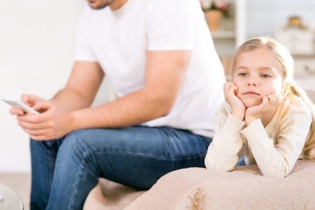 Τι να κάνετε εάν το παιδί σας δεν θέλει να σας μιλήσει;