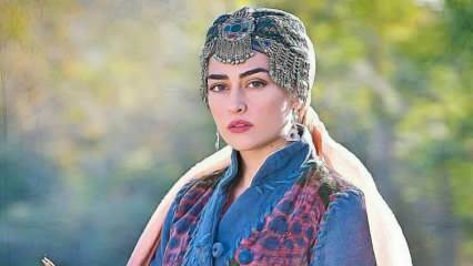Η Esra Bilgiç, που παίζει τον Halime Sultan, το αγαπημένο του Diriliş Ertuğrul, έγινε το πρόσωπο της διαφήμισης στο Πακιστάν