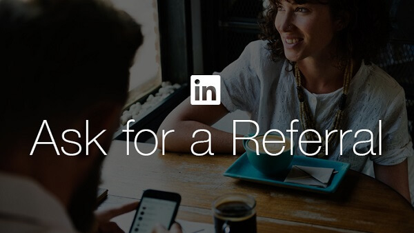  Το LinkedIn διευκολύνει τους αιτούντες εργασία να ζητήσουν παραπομπή από έναν φίλο ή συνάδελφο με το νέο κουμπί Ζήτηση παραπομπής του LinkedIn.