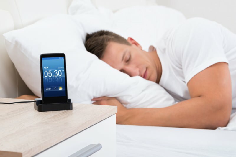 Ο ύπνος κοντά στο κινητό τηλέφωνο προκαλεί σοβαρή ασθένεια