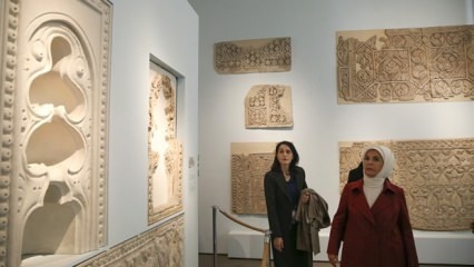 Η πρώτη κυρία Erdoğan επισκέφθηκε το Μουσείο Μπέργκαμα