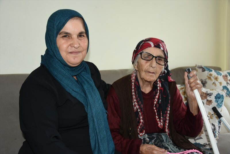 Η 95χρονη γιαγιά της Fatma, ασθενής με καρδιά και αρτηριακή πίεση, νίκησε τον Kovid-19