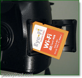 φωτογραφίες μιας κάρτας eye-fi sdhc που εισέρχεται σε μια φωτογραφική μηχανή