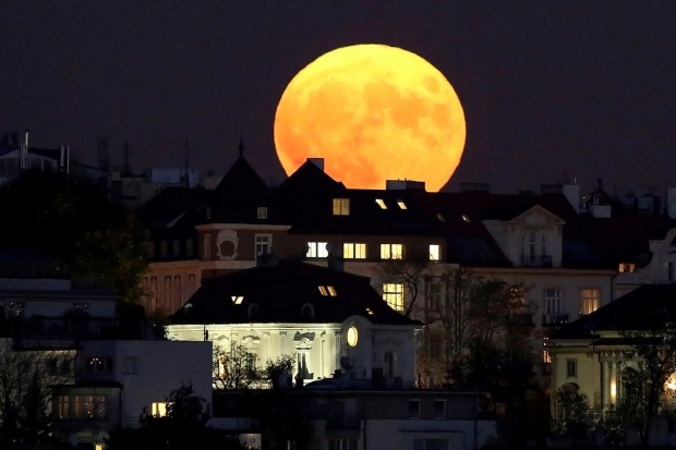 Αν το σούπερ φεγγάρι είναι κοντά στη γη, η επιφάνεια του φεγγαριού γίνεται κόκκινη