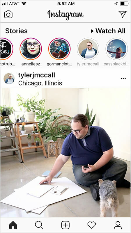 Τάιλερ Τ. Ο McCall παρατήρησε ότι ο αλγόριθμος Instagram φαίνεται να εμφανίζει προβολή περισσότερου περιεχομένου ενός λογαριασμού στη ροή αν παρακολουθείτε ή αλληλεπιδράτε με την ιστορία του λογαριασμού στο Instagram και το αντίστροφο. Η αρχική οθόνη Instagram ενός χρήστη εμφανίζει μια ανάρτηση από τον Tyler αφού ο χρήστης παρακολούθησε την ιστορία του. Η εικόνα της τροφοδοσίας Instagram δείχνει τον Tyler να κάθεται στο πάτωμα με μεγάλα φύλλα από λευκό χαρτί και ένα σημειωματάριο. Ένας μικρός μαύρος και μαύρος σκύλος αντιμετωπίζει τον Τάιλερ. Πολλά πράσινα φυτά στις σκάλες βρίσκονται στο παρασκήνιο.