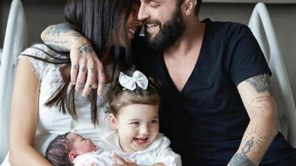 Η σύζυγος του Berkay Özlem Ada Şahin δίδαξε Mevlit για το νεογέννητο μωρό της!