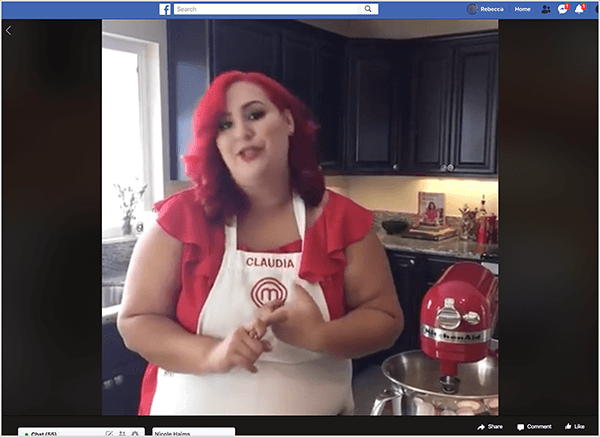 Αυτό είναι ένα στιγμιότυπο οθόνης ενός βίντεο στο Facebook Live με τον Chef Claudia Sandoval, το οποίο φιλοξένησε το 2016 ως μέρος μιας διασταυρούμενης προώθησης με την εφαρμογή T-Mobile Tuesday. Στο βίντεο, η Claudia στέκεται σε μια κουζίνα με μαύρα γραφεία και πάγκους από γρανίτη. Ένα παράθυρο πάνω από το νεροχύτη αφήνει φυσικό φως στο δωμάτιο. Η Claudia στέκεται δίπλα σε έναν κόκκινο μίξερ Kitchen Aid. Είναι μια γυναίκα της Λατίνας που έχει έντονα κόκκινα μαλλιά που πέφτουν ακριβώς κάτω από τους ώμους της. Φορά μακιγιάζ, φωτεινή κόκκινη κορυφή και λευκή ποδιά με την Claudia και το λογότυπο MasterChef κεντημένο σε κόκκινο νήμα. Καθώς μιλάει, χειρονομεί με τα χέρια της. Το 2016, η Stephanie Liu συνεργάστηκε με την Claudia για να δημιουργήσει αυτό το ζωντανό βίντεο.