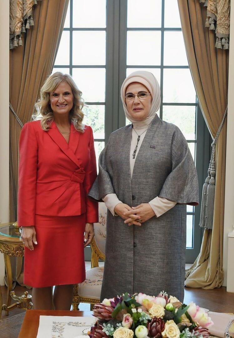 Η Εμινέ Ερντογάν συναντήθηκε με τη σύζυγο του πρέσβη των ΗΠΑ στην Άγκυρα Σέριλ Φλέικ