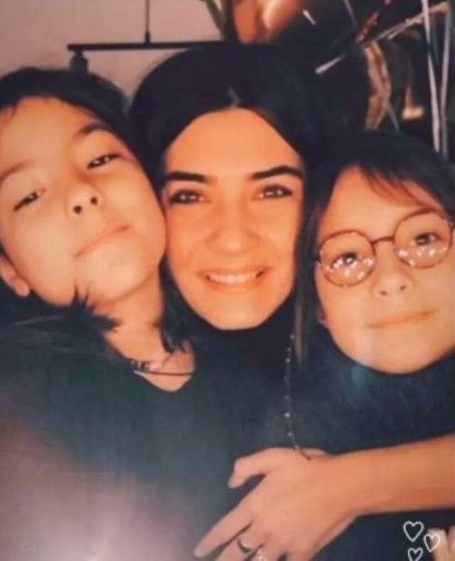 Η Tuba Büyüküstün μοιράστηκε μια φωτογραφία με τις κόρες της