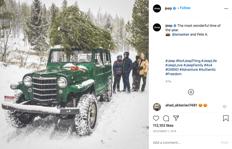 δημοσίευση στο Instagram από το @jeep που δείχνει μια οικογένεια στο τέλος του χριστουγεννιάτικου δέντρου κυνήγι με ένα δέντρο στην κορυφή του τζιπ τους, βαθιά στο χιόνι και τη χώρα του δέντρου