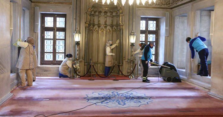 Το Τζαμί Eyüpsultan πλύθηκε με ροδόνερο πριν από το Ραμαζάνι