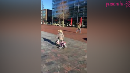 Μικρό κορίτσι με το ποδήλατο ανταγωνίστηκε με τους μπάτσους!
