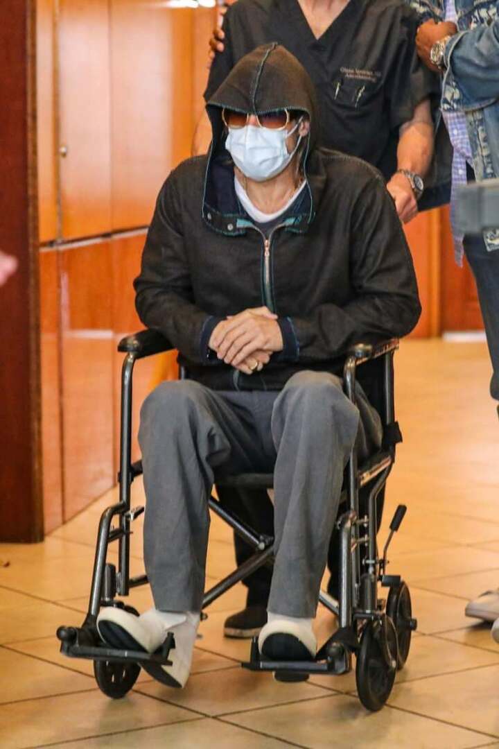 Ο Μπραντ Πιτ βγαίνει από την αναπηρική καρέκλα 