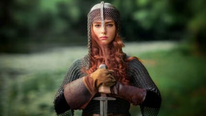 Μικρό κορίτσι από τη Σουηδία βρήκε σπαθί 1500 ετών στη λίμνη