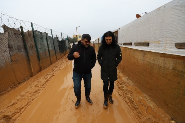 Ο Μουράτ Κεκίλι επισκέφθηκε καταυλισμούς προσφύγων στη Συρία