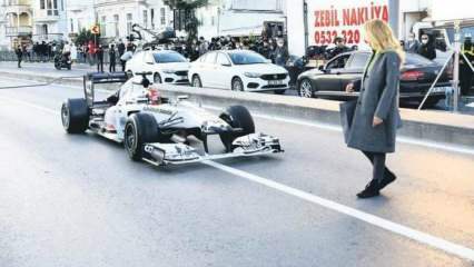 Ο Burcu Esmersoy ξεπερνά το αυτοκίνητο F1