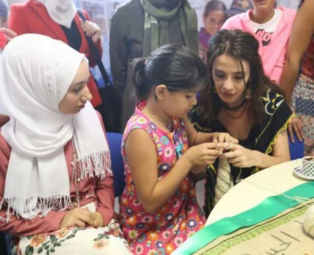 Ο Songül Öden συναντήθηκε με συριακές γυναίκες