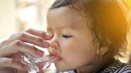 Πώς πρέπει να δίνεται νερό στα μωρά; Μπορεί να δοθεί νερό σε μωρά κάτω των έξι μηνών;