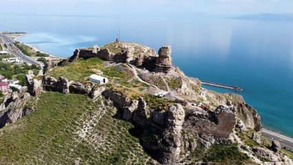 Το κάστρο Urartu με τη μοναδική θέα στη λίμνη Van αποκαθίσταται