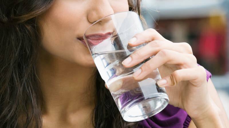 Είναι επιβλαβές να πίνετε νερό μεταξύ των γευμάτων;